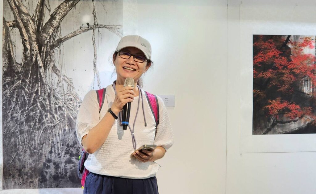 ▲葫蘆墩書畫協會執行長劉珀芬認為參展藝術家透過作品，呈現生活美學的典範，確實值得讚賞。（記者 辛澎祥/攝）