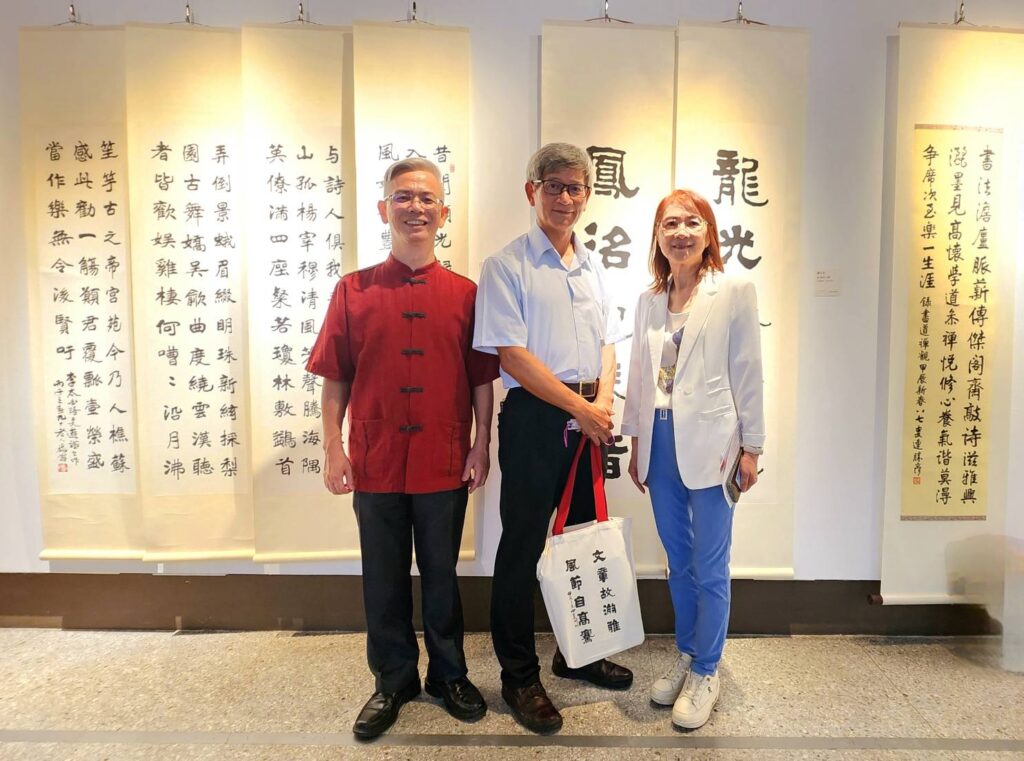 ▲中華書道學會前任理事長楊旭堂教授（左起）國立臺灣藝術教育館館長李泊言及中華書道學會現任理事長郭彩萍老師，展場合影，神情愉快。（記者 辛澎祥/攝）
