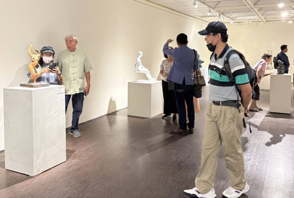 ▲民眾踴躍進入展場觀賞展出雕塑作品。（圖/台南美學館 提供）