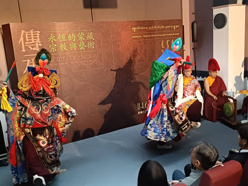 ▲發佈會上七位喇嘛的樂曲祈福演出令人心靈平靜。（記者 辛澎祥/攝）