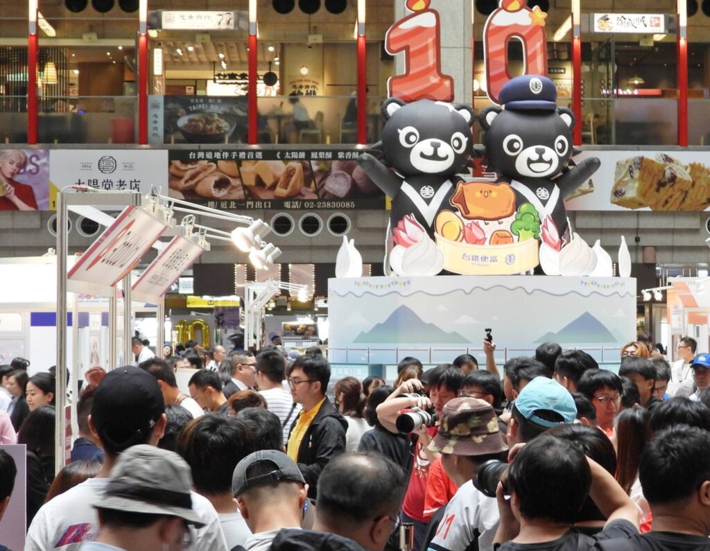 ▲鐵路便當節活動在臺鐵台北站大廳熱烈登場。（記者 辛澎祥/攝）