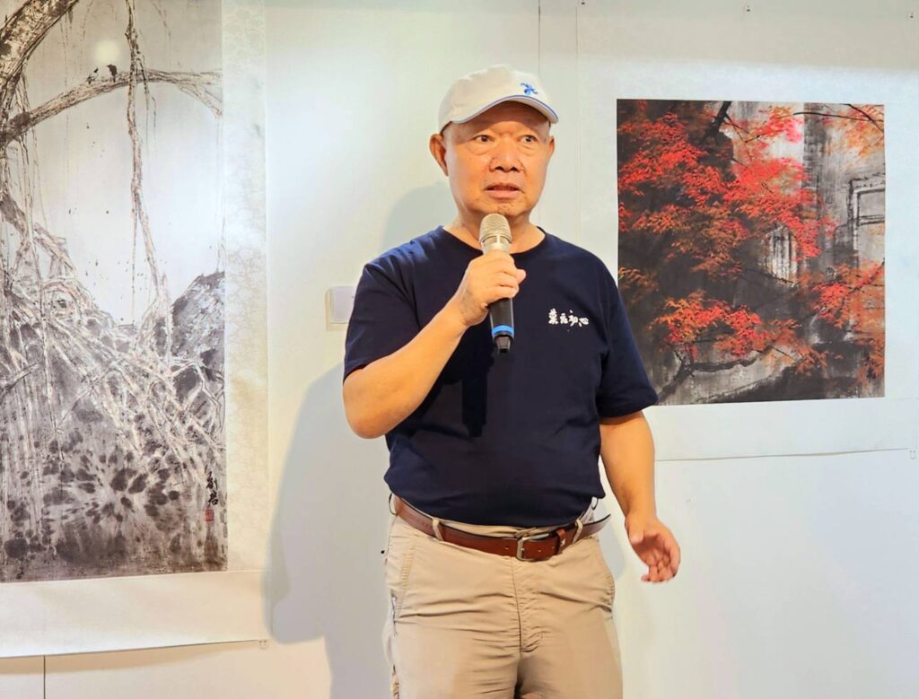 ▲葫蘆墩書畫協會榮譽理事長劉汾鏌認為展出主題吸引大家投入情緒，帶來如故事般的對話情節，格外饒富有趣。（記者 辛澎祥/攝）