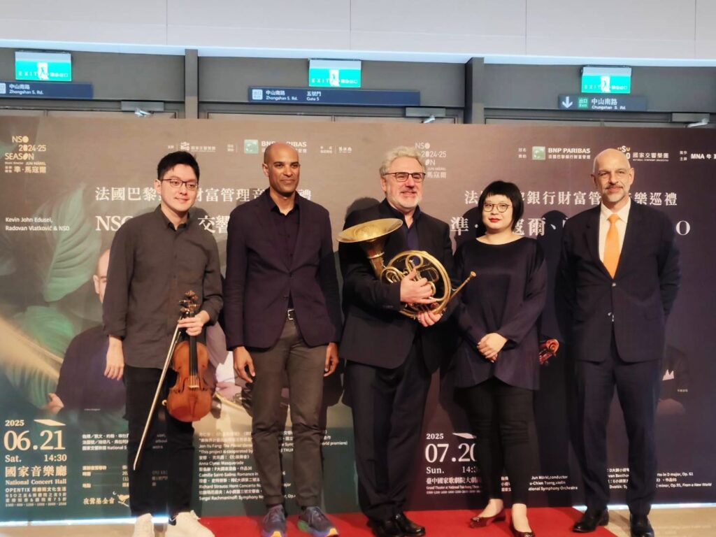 小提琴家曾宇謙（左起）、德國指揮凱文．約翰．埃杜塞、法國號巨擘瑞德凡．弗拉柯維克、NSO執行長郭玟岑、法國巴黎銀行財富管理臺灣區總經理寶森合影 。（記者 陳安婷/攝）