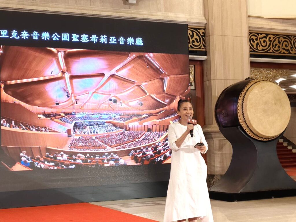 優人神鼓創辦人劉若瑀介紹歐洲巡演內容。(記者 陳安婷/攝)