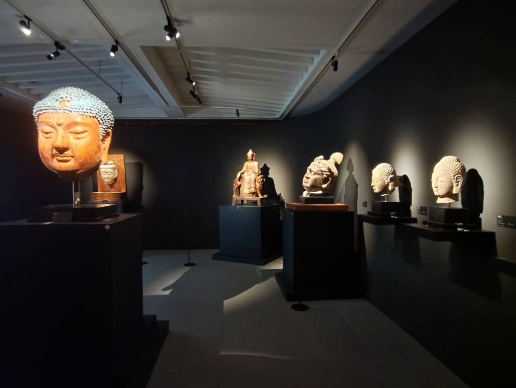 ▲展場所展出的重要與難得一見的藏傳佛像。（記者 辛澎祥/攝）