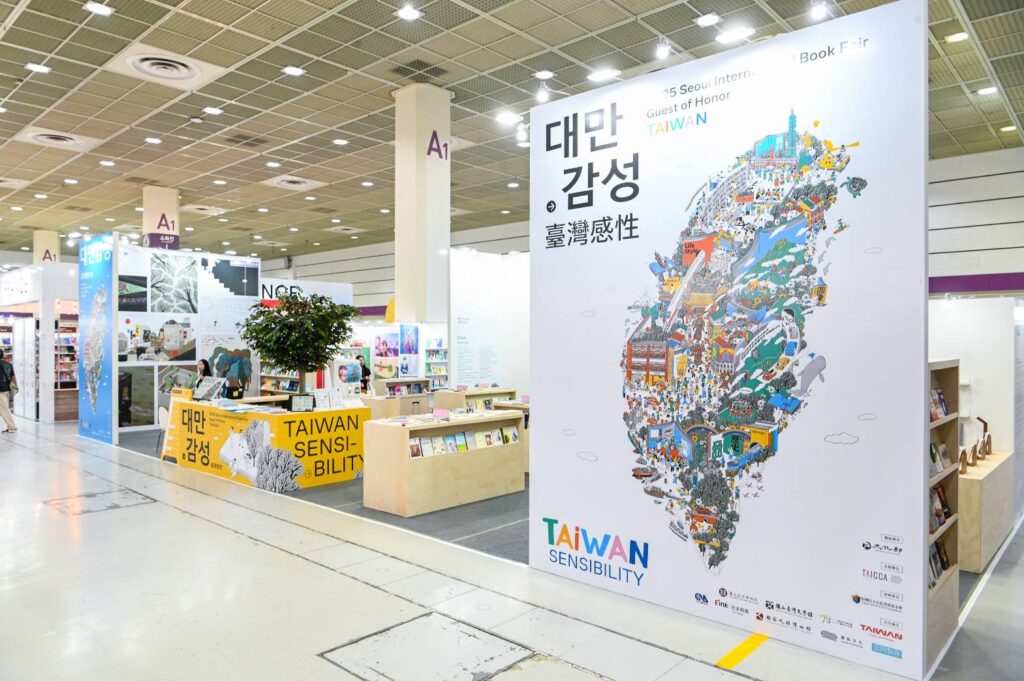 ▲台灣主題館的書訊與展示,在首爾書展展場顯得十分醒目。(圖/文策院 提供)