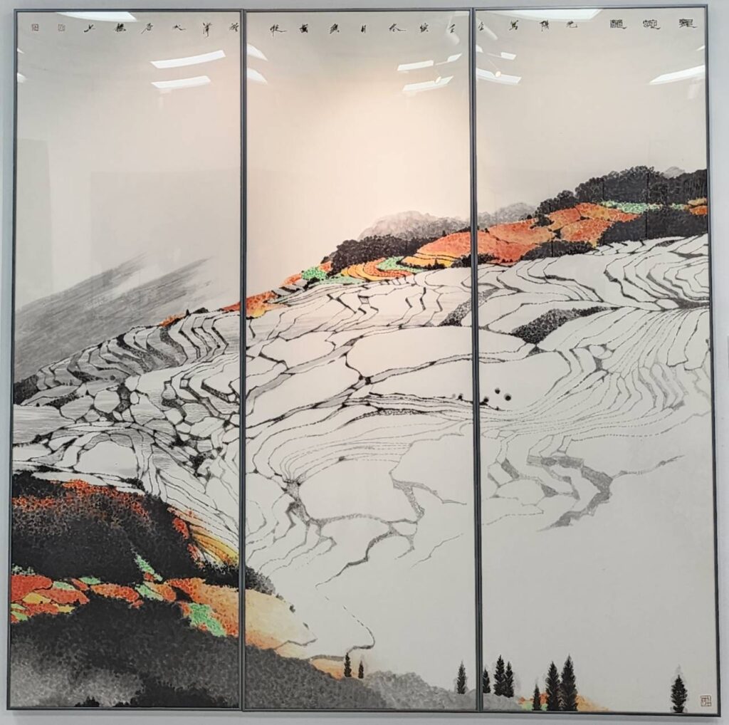 ▲黃孝逵作品「龍蛇競」，他將雲南的兩大景觀元陽梯田和紅土地繪於一圖之中，藉此探討清雅與豔俗之間對立與統一的關係。（記者 辛澎祥/攝）