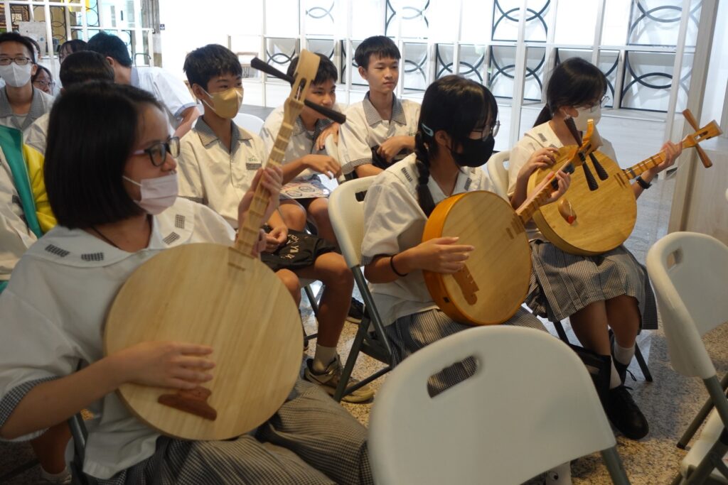 ▲彰化縣彰興國中同學體驗拿月琴。(圖/文化部文資局 提供)
