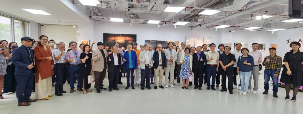 ▲出席黃孝逵臺北個展的藝文界人士與海外貴賓，紛紛趕到展場向黃孝逵老師開展的道賀，並以大合照留下難得的歷史見證。（記者 辛澎祥/攝）
