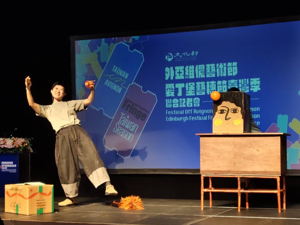囝仔人《果子去哪裡?》以果子隱喻生命未知終點的移動旅程,以樹與果實的關係呼應離鄉遊子對於「家」的複雜情懷。 (記者 陳安婷/攝)