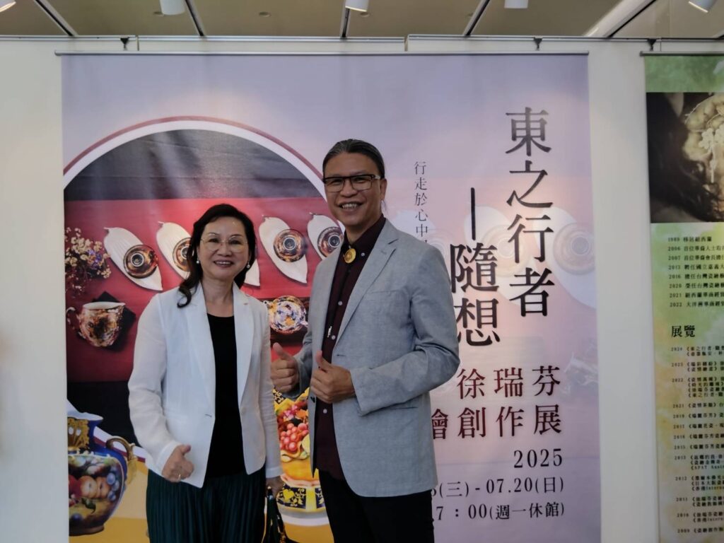 ▲工藝中心主任陳殿禮（右）與藝術家徐瑞芬於展場合影留念。（圖/工藝中心 提供）