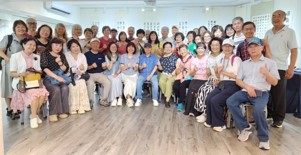 ▲出席聯展開幕式的參展藝術家及出席貴賓，開幕式上的大合照留影，顯得相當開心熱烈。前排中坐者為書法大師施春茂教授。（記者 辛澎祥/攝）