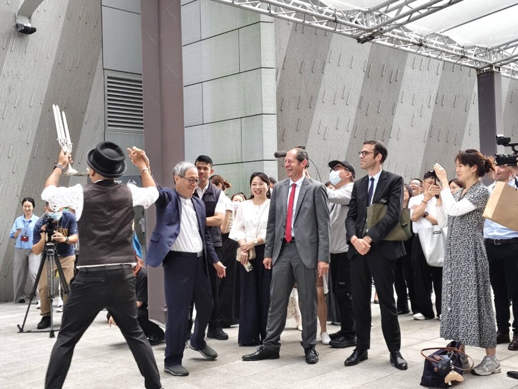 FOCASA馬戲團《愛情烏托邦》描述小丑遊戲人間,李遠部長與小丑擊掌互動,逗樂全場。(記者 陳安婷/攝)