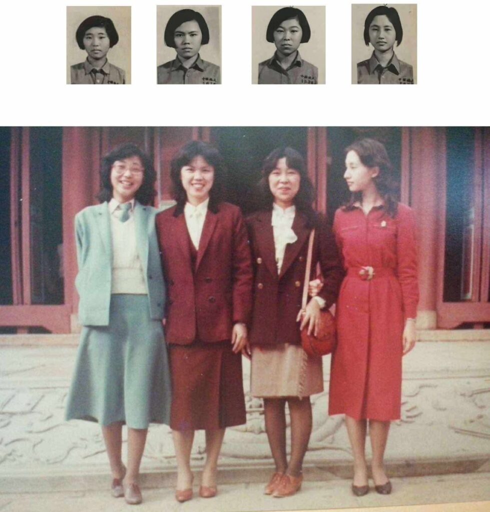 林女士的老同學(右二)借書轉交林女士(右一)跨海找到親人。(圖/文化局提供)