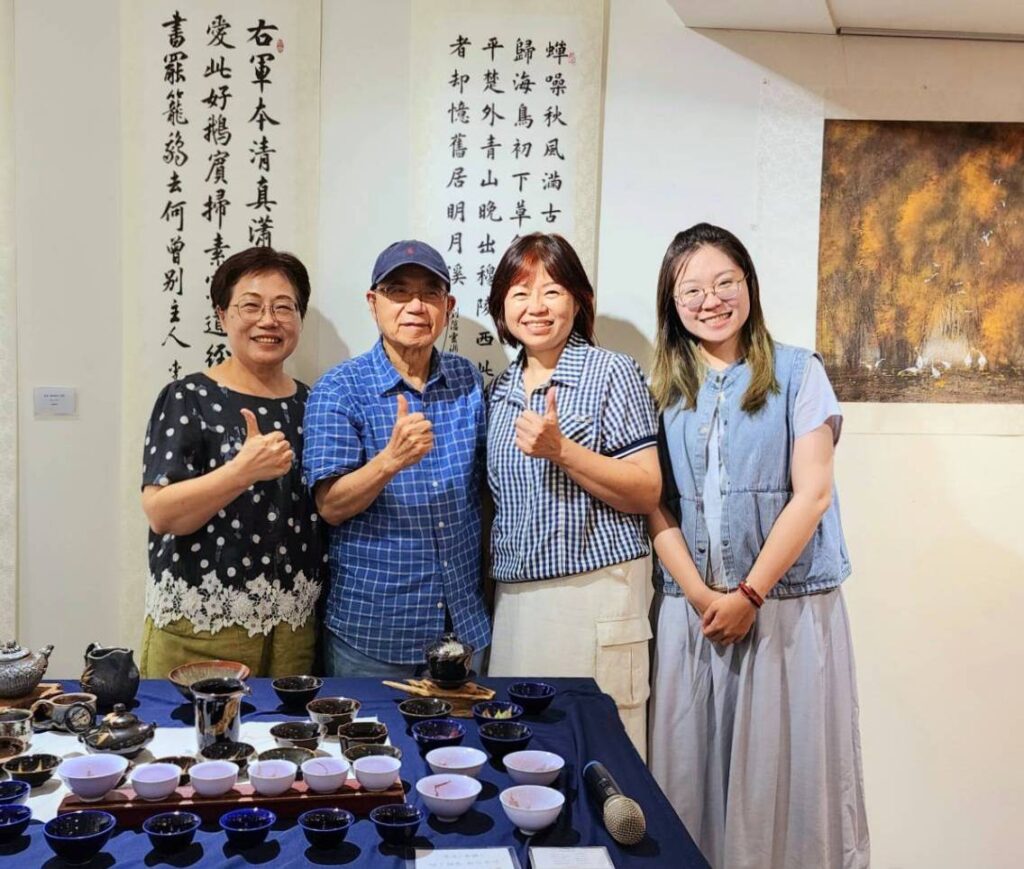 ▲知名書法家施春茂教授（左二）特別出席開幕式，並向參展藝術家們道賀表達展覽順利圓滿之意，大家並開心合影留念，神情愉快。（記者 辛澎祥/攝）