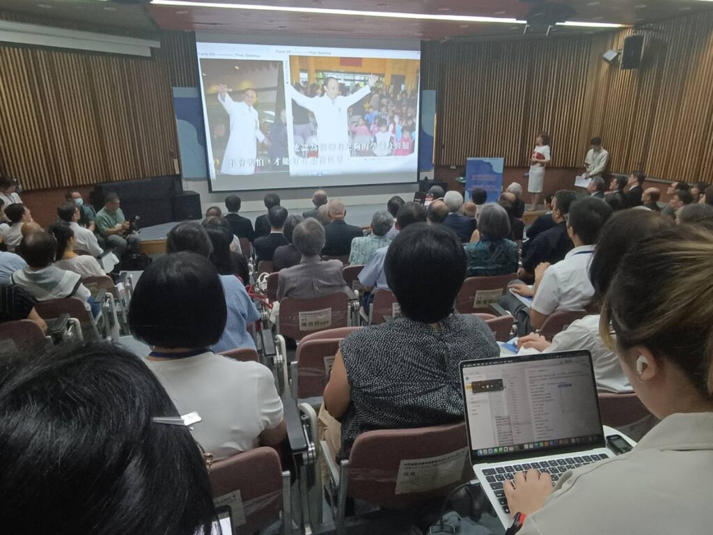 ▲新書發表會現場擠滿了醫界、教育及文化出版界的高層與重要貴賓，場面熱烈。（記者 辛澎祥/攝）