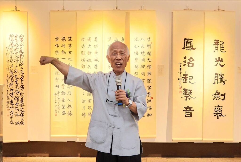 ▲中華書道學會首屆理事長的杜忠誥教授，強調承襲書法技藝有助於對社會教育起了正面導引的作用。（記者 辛澎祥/攝）