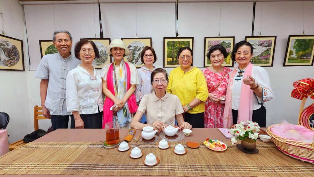 王阿勉理事長（左三）與資深的7位茶藝師在展場開心合影留念。（記者 辛澎祥/攝）