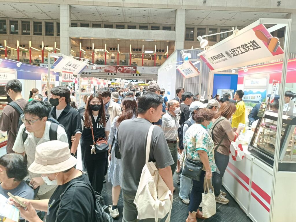 ▲大量民眾擠進會場搶購各式便當。（記者 辛澎祥/攝）