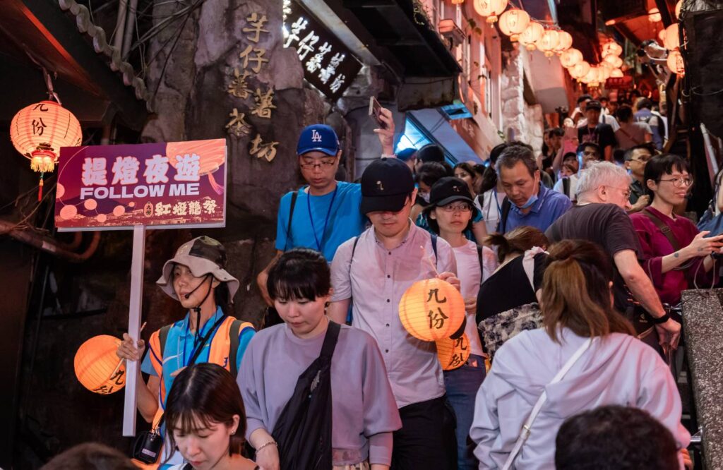 ▲活動現場湧入民眾手持九份小燈籠參與「百人提燈夜遊」，沉浸在燈籠海交織的光影中，展現九份夜色的溫柔魅力。（圖/新北市觀旅局 提供）