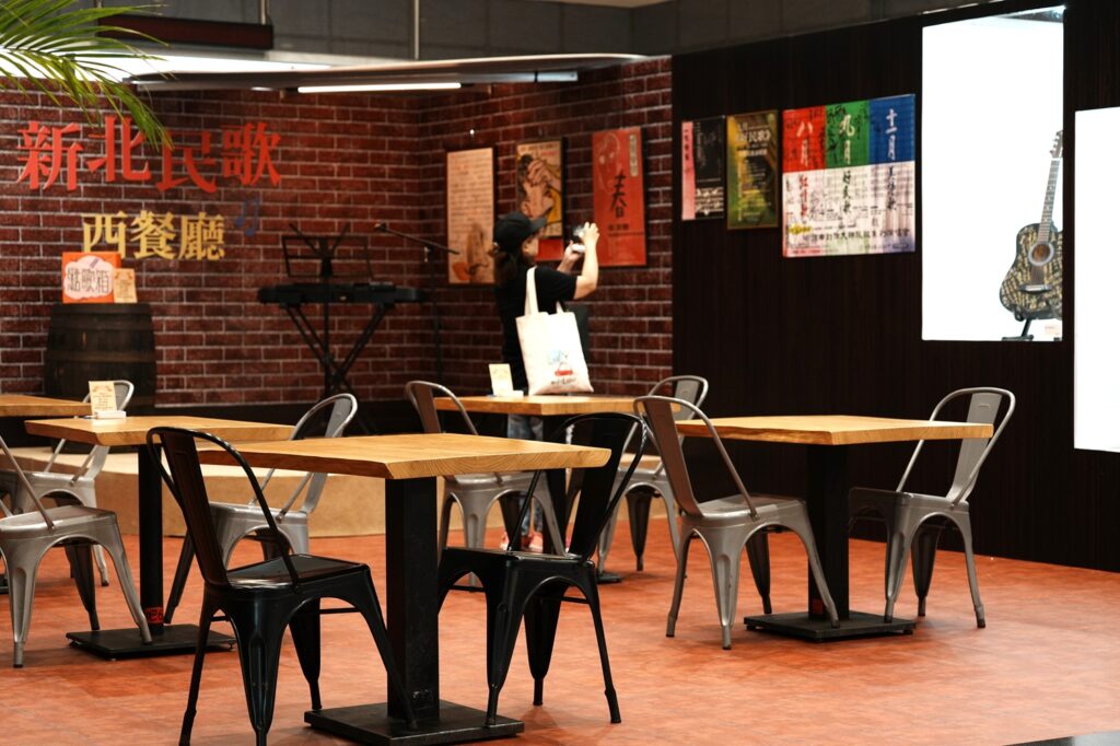 「唱自己的歌－新北市民歌50特展」展覽設計融合懷舊與創新，展區有「新北民歌西餐廳」互動區。（圖/文化局提供）