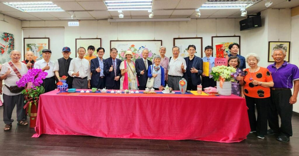 ▲開幕式後，王阿勉理事長與出席活動貴賓暨多位書畫家，以大合照留下歷史見證，場面相當熱烈。（記者 辛澎祥/攝）