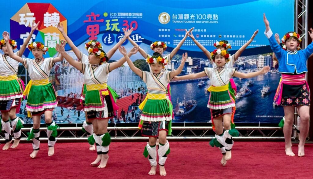 ▲原住民歌舞演出帶來活動輕鬆的時刻。（記者 辛澎祥/攝）