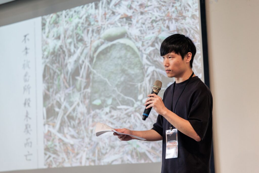《噤聲之界》作者梁廷毓親自提案介紹作品。 (圖/臺文館提供)