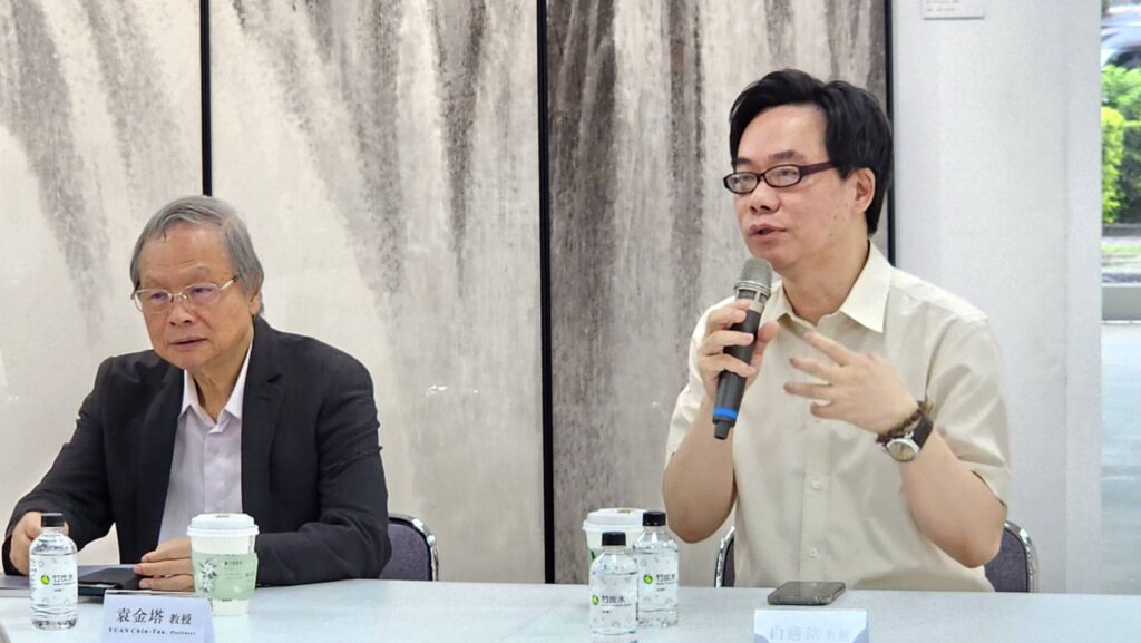 ▲師大美術系教授白適銘（右）分享了他對黃孝逵老師人品與作品的認知與觀察，提供給現場觀眾全然的掌握與認識。左為師大美術系榮譽教授袁金塔。（記者 辛澎祥/攝）