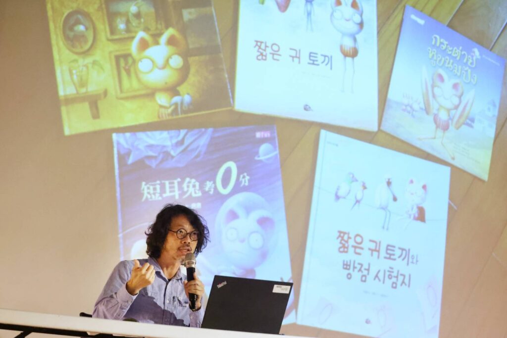 ▲繪本作家在現場為同學們說明繪本創作的技巧與優點。（圖/文化部 提供）