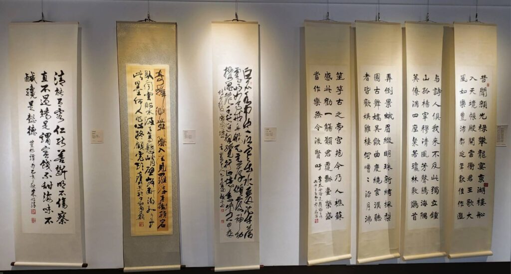 ▲謝宗安大師的四連屏作品（右）在展場展出成為觀者矚目的焦點。（記者 辛澎祥/攝）