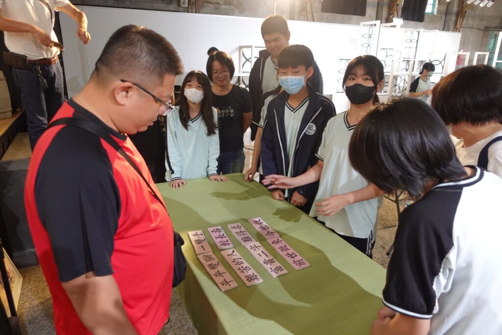 ▲南投縣社寮國中學生體驗唸歌四四聯排列。(圖/文化部文資局 提供)