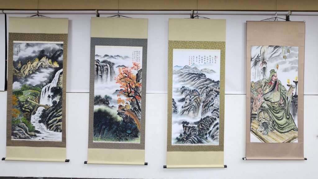 ▲王阿勉老師的水墨畫作品，從山水的筆觸到人物的描繪，展現出畫境之美。（記者 辛澎祥/攝）