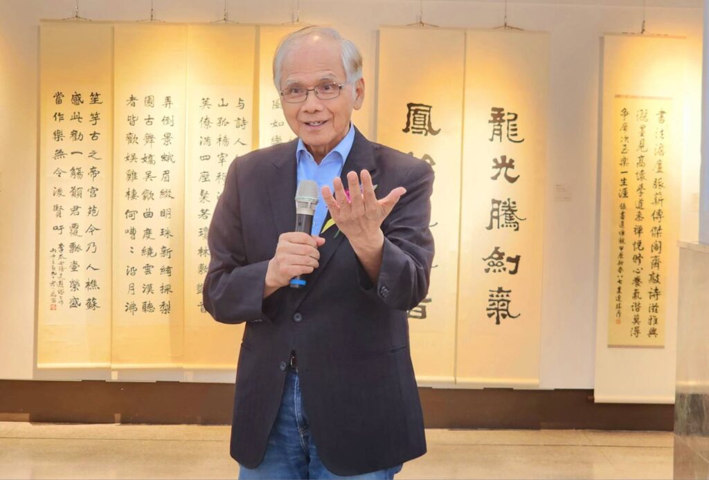 ▲立法院前院長游錫堃在展覽開幕式上致詞時表達書法藝術呈現的文化精妙，在分享作品古詩詞之美的同時，更需以現代史觀見證民主的普世價值。（記者 辛澎祥/攝）