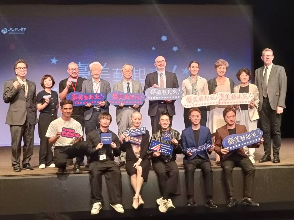 ▲與會貴賓及演出者開心合影留念。（記者 辛澎祥/攝）