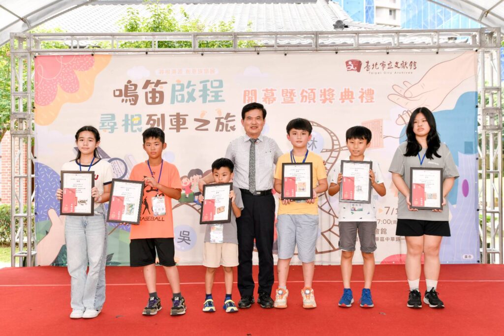 ▲鄧文宗館長（中）主持徵件得獎作品的頒獎儀式，並與得獎人合影留念。（圖/台北市立文獻館 提供）