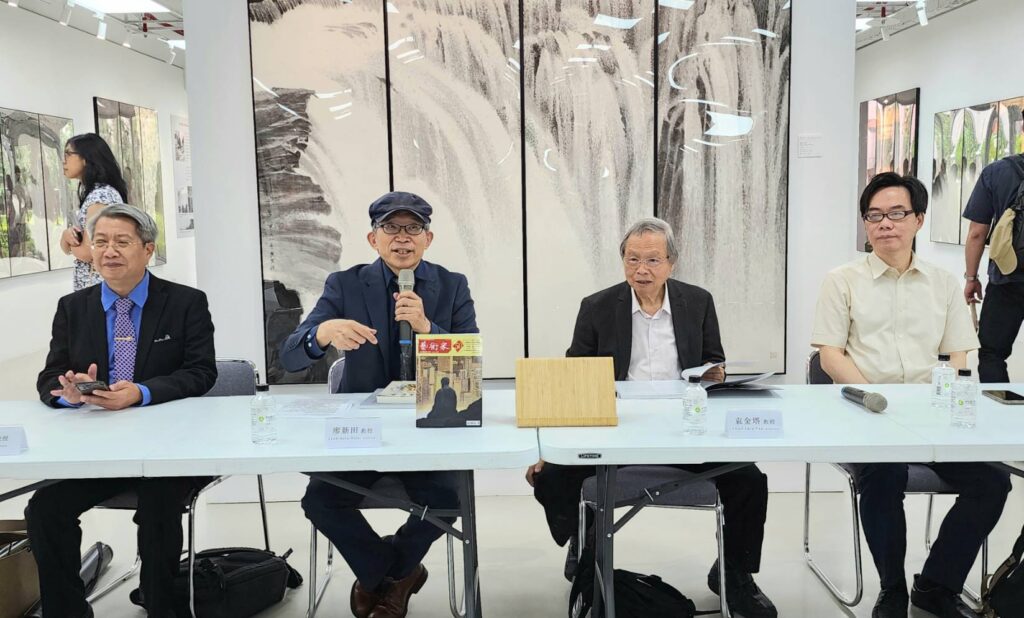 ▲身兼本展策展人的座談會主持人廖新田教授（左二）與三位參與座談的教授學者。（記者 辛澎祥/攝）