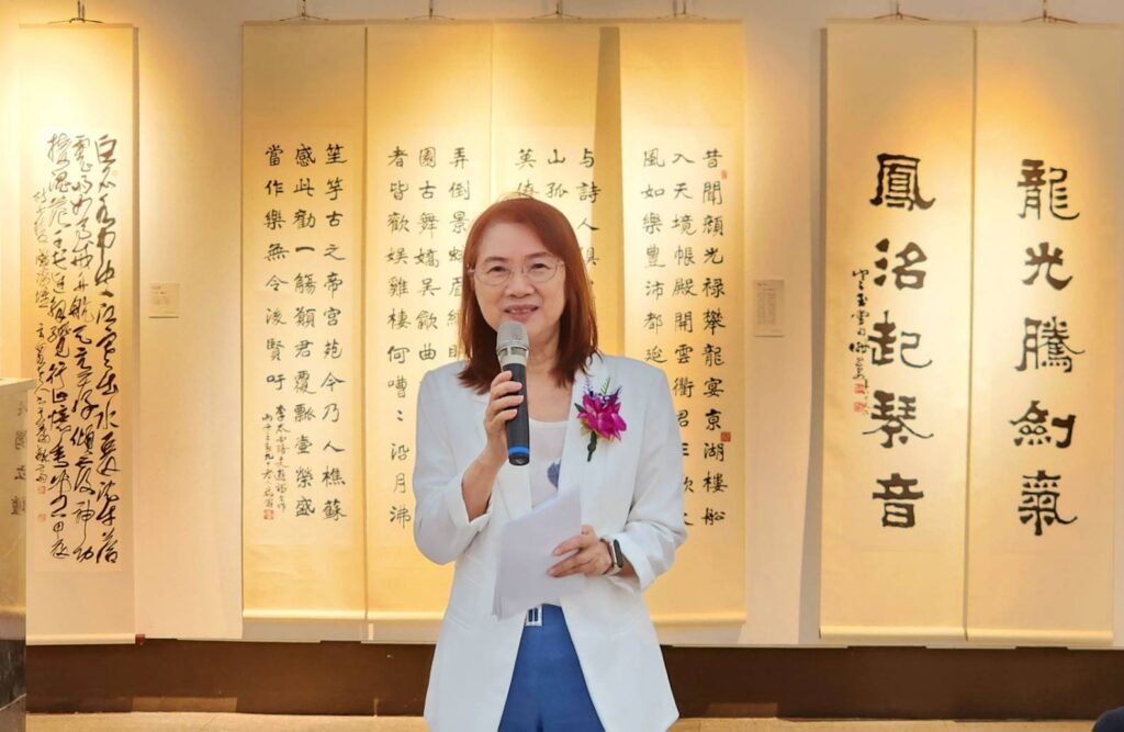 ▲中華書道學會理事長郭彩萍強調，秉持著謝宗安老師的精神，未來將在書會的穩固基礎上，以交流、推廣與傳承書藝文化為宗旨，呈現固有文化的書法之美。（記者 辛澎祥/攝）