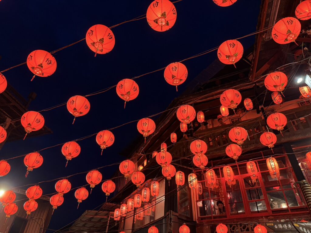 ▲九份紅燈籠祭每晚點亮九份老街與周邊景點，打造沉浸式燈籠海燈光氛圍。（圖/新北市觀旅局 提供）