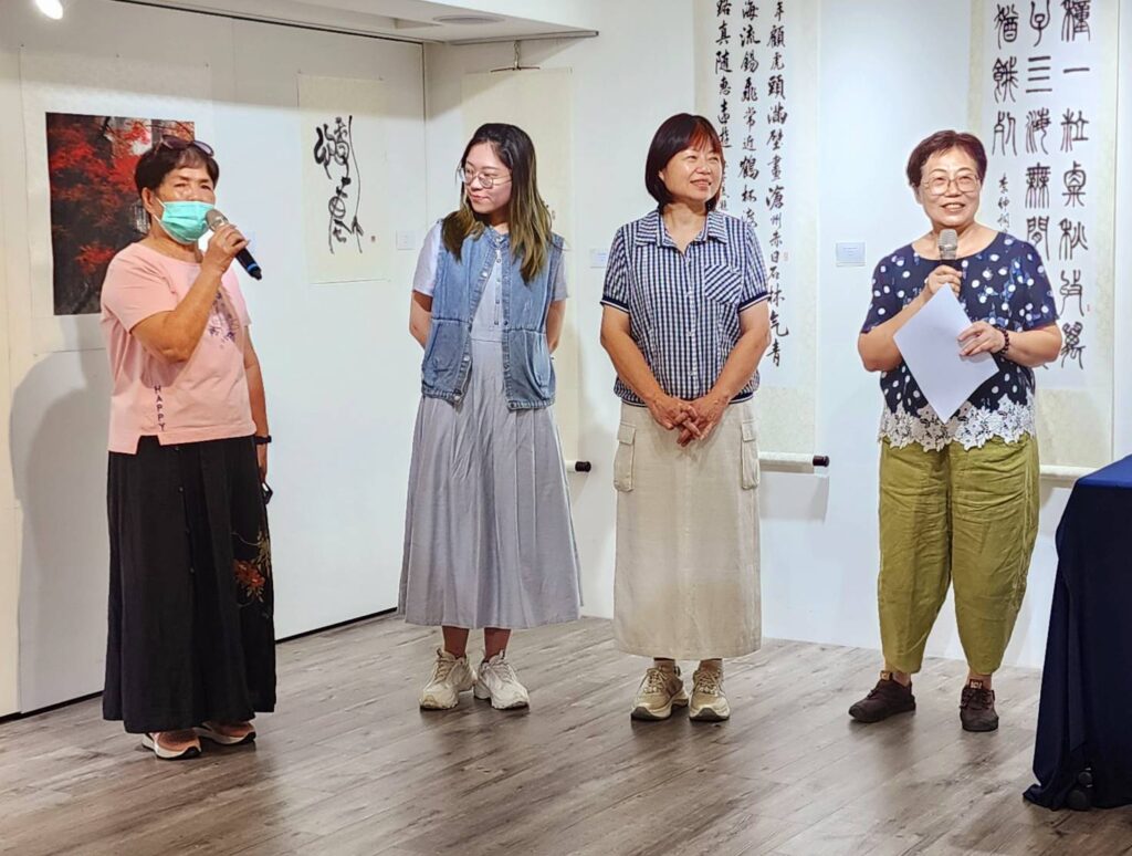 ▲向善行慈善會榮譽會長呂翠惠（左）認為藉由這次聯展，讓觀者在精神層次上得以具體提昇。（記者 辛澎祥/攝）