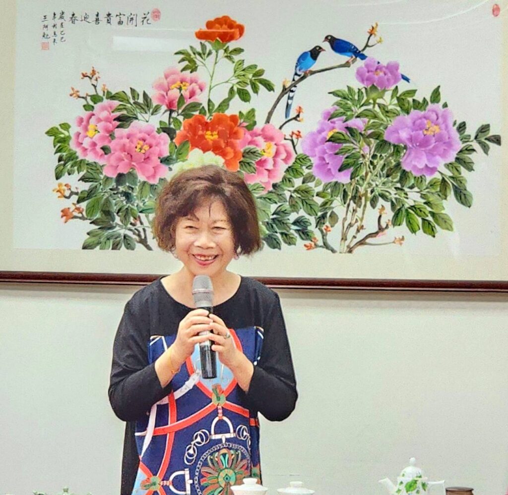 ▲周澄文教藝術基金會董事長李順惠女士，認為王阿勉老師的畫作如人，藝術與為人都表現得淋漓盡致。（記者 辛澎祥/攝）