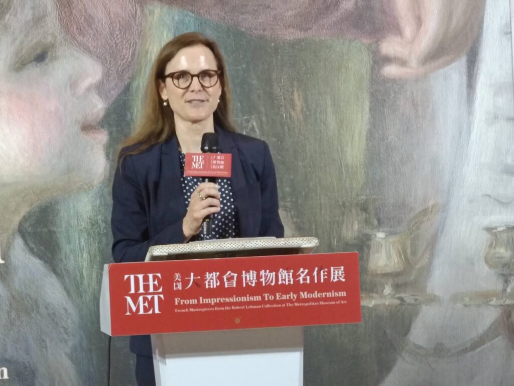 美國大都會博物館展覽暨國際倡議副總監昆西•霍頓認為此展彰顯兩個博物館情誼。(記者 陳安婷/攝)