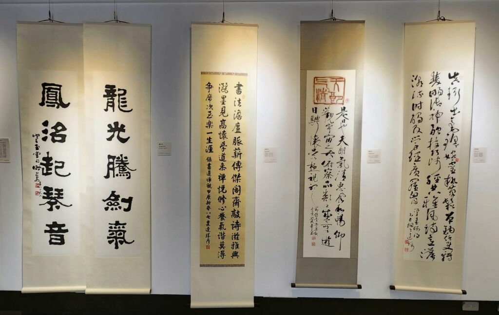 ▲中華書道學會精神領袖謝宗安大師的作品（左）在展場顯得格外醒目。右皆為受邀名家作品。（記者 辛澎祥/攝）
