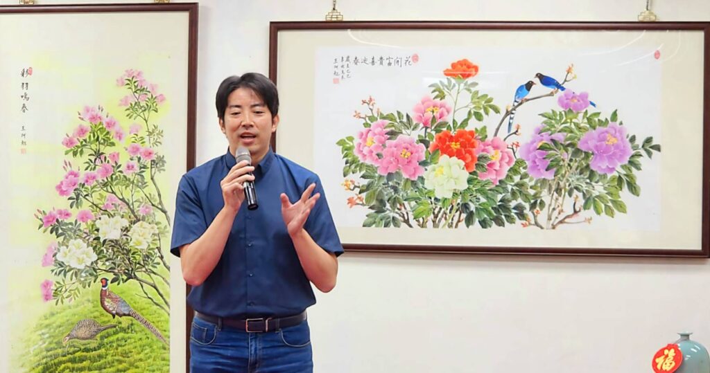 ▲知名水墨畫家黃中泰老師，強調與王阿勉老師是亦師亦友的情誼，兩人維持稹密藝術互動，默契十足。（記者 辛澎祥/攝）
