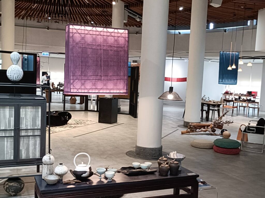 ▲工藝產品的精進發展，在時空環境下呈現新的格局與視野。（記者 辛澎祥/攝）
