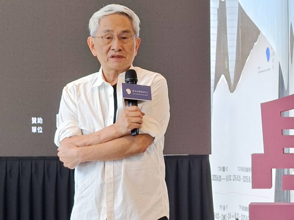 ▲雲門舞集創辦人林懷民說明這次秋季開課的內容，將從他過往全球行旅演出的經驗趣事與學員分享。（記者 辛澎祥/攝）