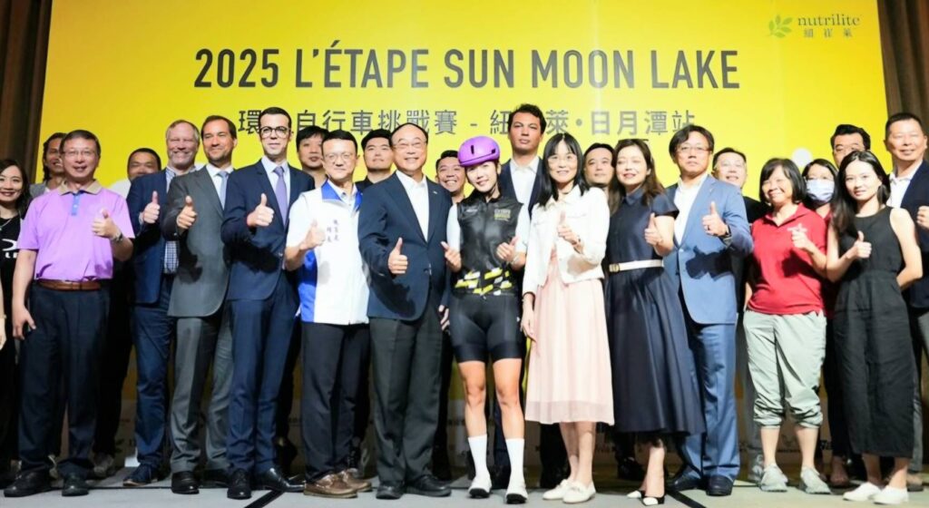 ▲出席發佈會活動的相關單位代表與騎手開心合影留念。（記者 辛澎祥/攝）