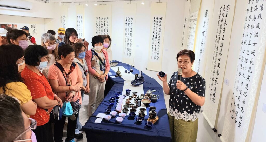 ▲陶藝家林映汝老師為她一系列的展出陶瓷作品進行詳細展覽，展露她創作上優質與稹密的藝術風格。（記者 辛澎祥/攝）