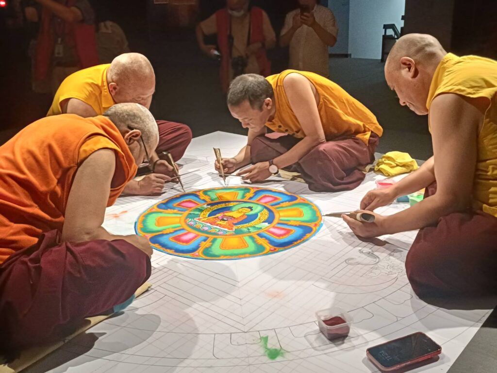 ▲展場展現出4位喇嘛以各色礦物彩沙進行主尊釋迦摩尼佛的沙壇城的繪製過程，令人印象深刻。（記者 辛澎祥/攝）
