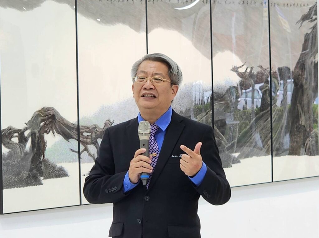 ▲亞洲大學現代美術館榮譽館長潘襎教授，在座談會上陳述了黃孝逵老師作品所彰顯深摯的文化交融的意義與價值。（記者 辛澎祥/攝）
